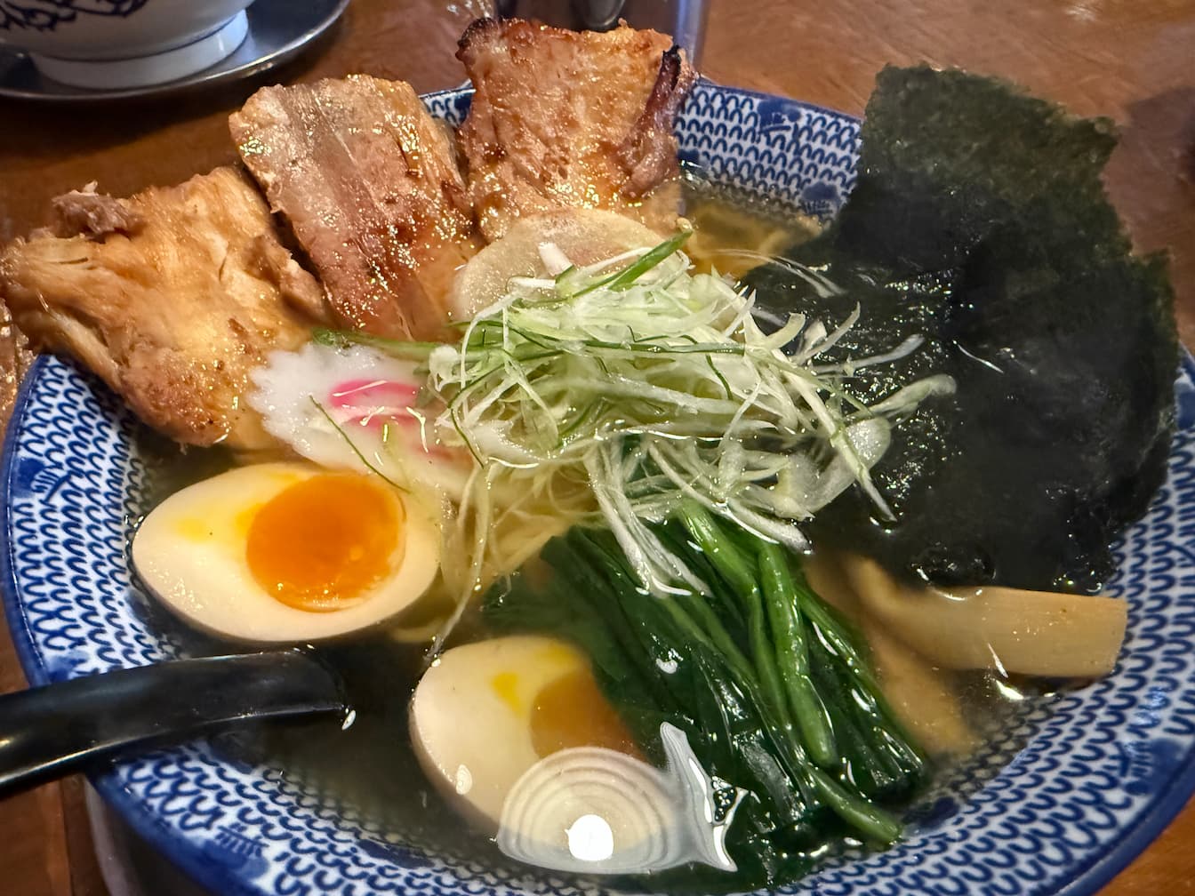 RubyKaigi 2026 Day5 「中華そば 櫓屋 本店」の櫓塩ラーメン全部のせ。函館の塩ラーメンはもっとスープが澄んでいるとか。